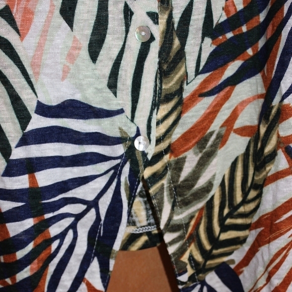 TAHARI Luxe Linen Palm Print Short Sleeve Blouse with Buttons Down the Back - Picture 6 of 6